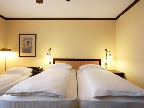 1 double bed, 1 twin bed
