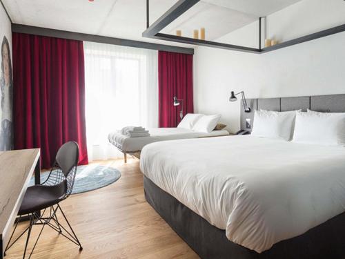 1 queen bed, 1 twin bed