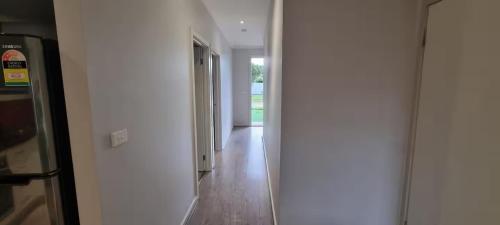 Spacious n comfortable modern family home near Train Station with free wifi u1