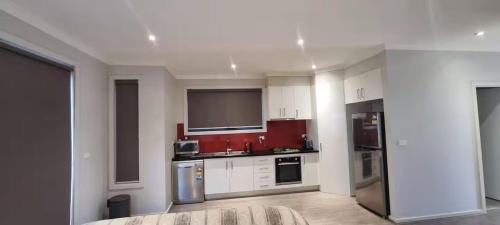 Spacious n comfortable modern family home near Train Station with free wifi u1