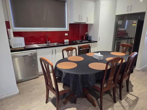 Spacious n comfortable modern family home near Train Station with free wifi u1