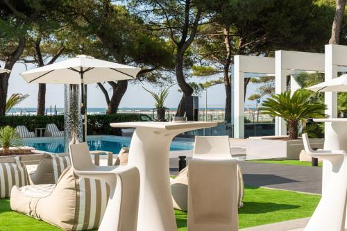 International Beach Hotel - image 5
