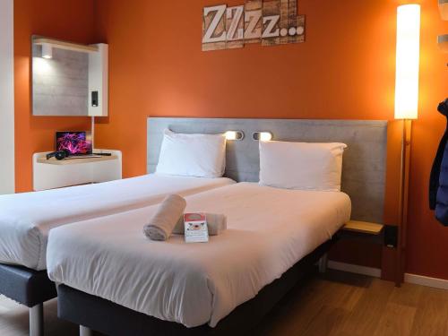 2 twin beds