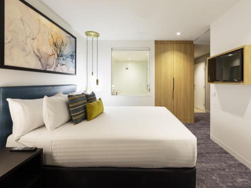 MERCURE CANBERRA BELCONNEN Room Type - Executive Studio with Separate Lounge, Sofa Bed and Bathtub MERCURE CANBERRA BELCONNEN Room Type - Executive Studio with Separate Lounge, Sofa Bed and Bathtub