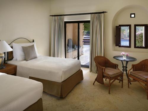 2 twin beds