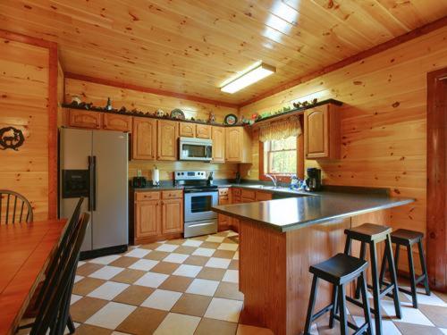 Grand Bear Lodge 6 Bedroom Cabin In Tn
