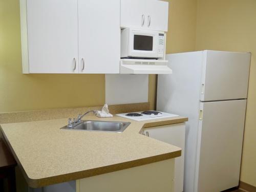 Kitchen, Extended Stay America Suites - Fayetteville - Owen Dr. in Fayetteville (NC)