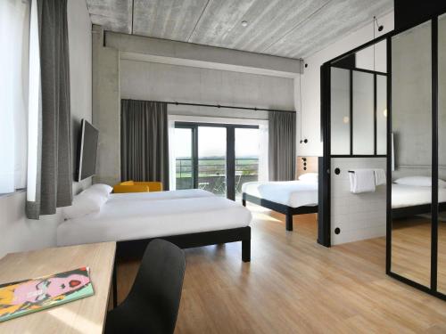 1 double bed, 1 twin bed