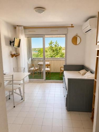 Studio meublé tourisme 2 étoiles, calme, vue étang, climatisé et parking