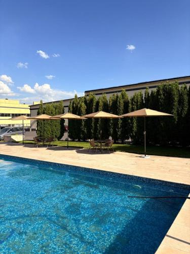 Peldbaseins, Politaly Hotel in Abovyan