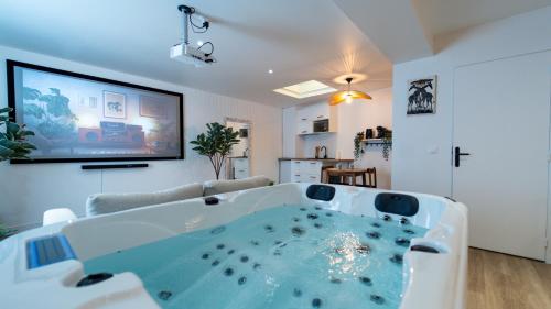 Suite with Jacuzzi, Sauna & Round King Bed Amiens