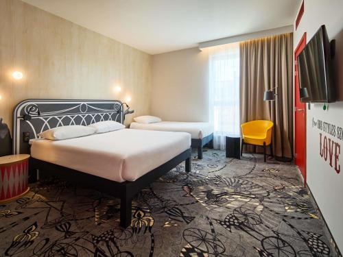 1 queen bed, 1 twin bed