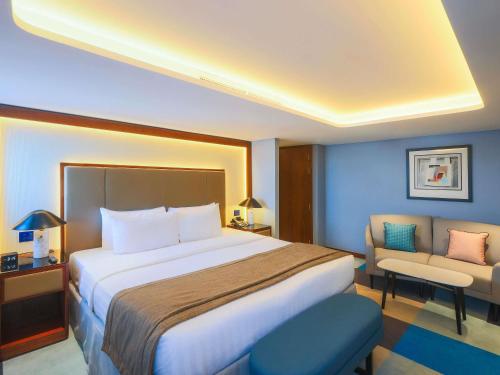 Queen Elizabeth 2 Room Type - Suite, 1 Double Bed (Captain's)