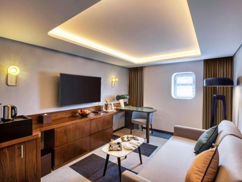 Queen Elizabeth 2 Room Type - Suite, 1 Double Bed with Sofa bed (Officer)
