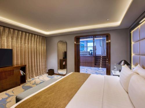 Queen Elizabeth 2 Room Type - Royal Suite, 1 King Bed