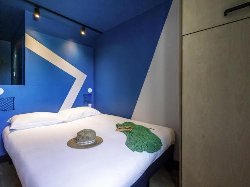 1 double bed, 1 twin bed