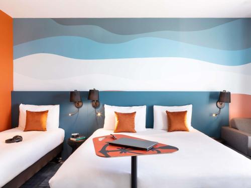 1 double bed, 1 twin bed