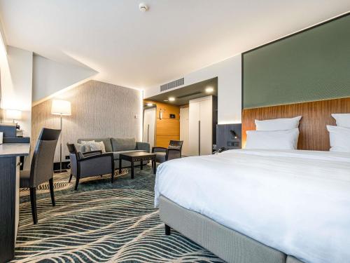 2 twin beds, 1 sofa bed