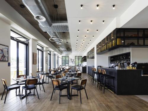 Bar/ Salón, Mantra MacArthur Canberra in Camberra