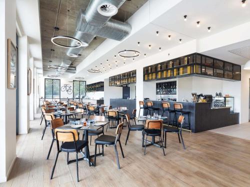 Bar/ Salón, Mantra MacArthur Canberra in Camberra
