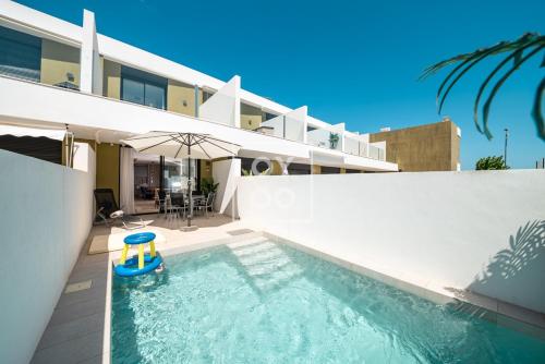 Coastal Calm Townhouse, Private pool and beach ready at Pilar, by OYOOSTAYS