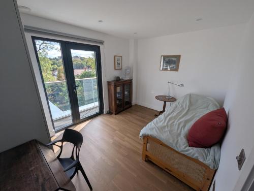 Quiet Highgate penthouse room
