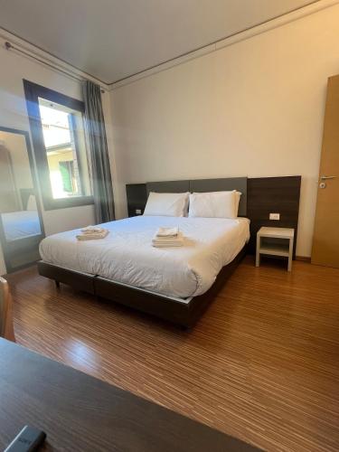 4 Venice rooms Hotel,Piazza Ferretto, M9 Museum, Duomo,Teatro Toniolo, Airport, Wi Fi, Central City, Family, Group Friends