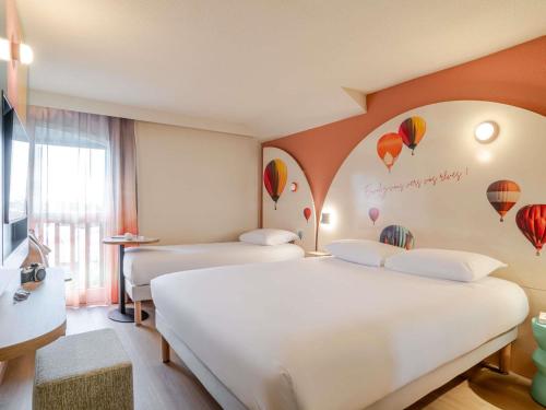 1 double bed, 1 twin bed