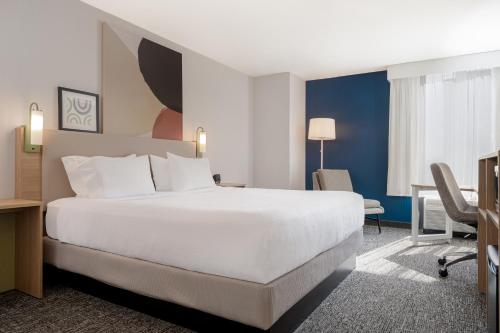 Spark by Hilton St Louis Southwest