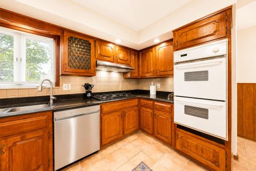 8BR house with Private Pool, BBQ, Games in Rahway (NJ)