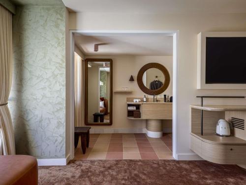 Suite, pool side