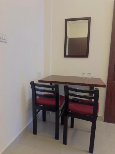 Vincis Luxury AC room very near Guruvayoor Temple - image 4