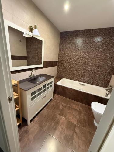 Bathroom, Rooming Madrid Chinatown in Usera