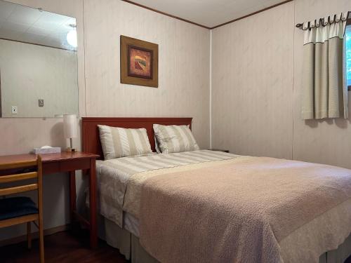 1 queen bed, 1 sofa bed
