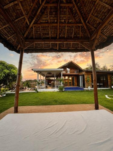 Sundown Farm Stay Villa with Private Pool in Catandaan