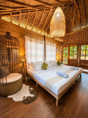 Sundown Farm Stay Villa with Private Pool in Catandaan