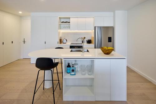 Central Te Aro 2BR with Balcony & City Views - image 5