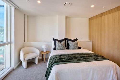 Central Te Aro 2BR with Balcony & City Views - image 2