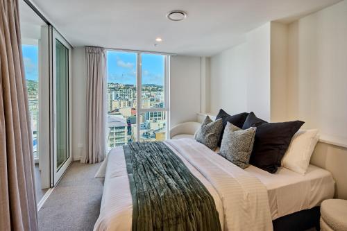 Central Te Aro 2BR with Balcony & City Views - image 4