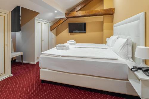 1 queen bed, 1 sofa bed