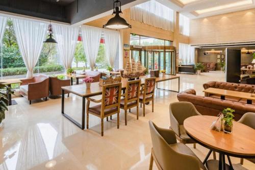 James Joyce Coffetel Xinyang Xixian Longhu Huayi - Xinyang