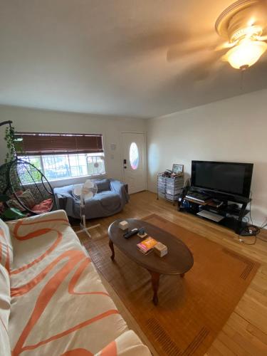 The Ardmore Home Share, Los Angeles