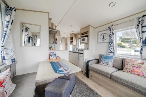 Cabin - Sleeps 4 - Pets Ok - Balcony - Parking in Williton