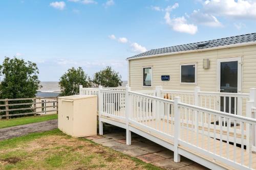 Cabin - Sleeps 4 - Pets Ok - Balcony - Parking in Williton