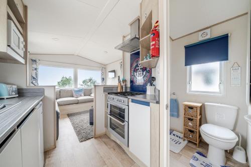 Cabin - Sleeps 4 - Pets Ok - Balcony - Parking in Williton
