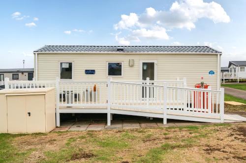 Cabin - Sleeps 4 - Pets Ok - Balcony - Parking in Williton