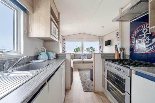 Cabin - Sleeps 4 - Pets Ok - Balcony - Parking in Williton