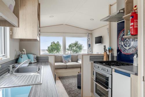 Cabin - Sleeps 4 - Pets Ok - Balcony - Parking in Williton