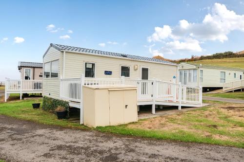 Cabin - Sleeps 4 - Pets Ok - Balcony - Parking in Williton