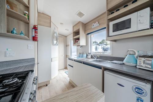 Cabin - Sleeps 4 - Pets Ok - Balcony - Parking in Williton